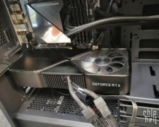 英伟达 RTX 3090 谍照曝光：体型庞大